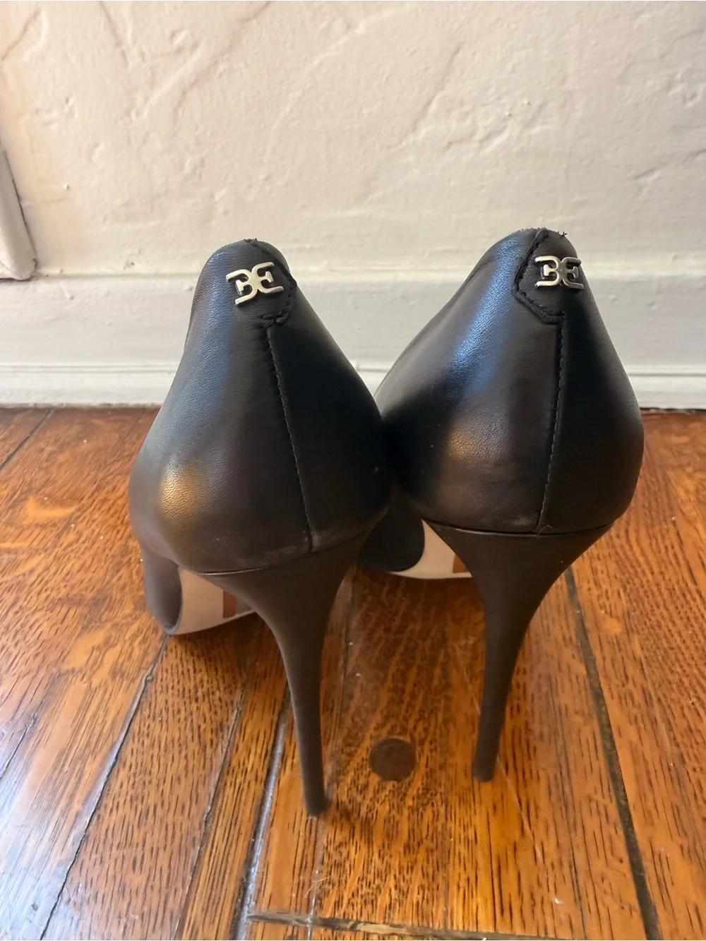 Classic Black Pointed-Toe Stiletto Pumps - Picture 4 of 6